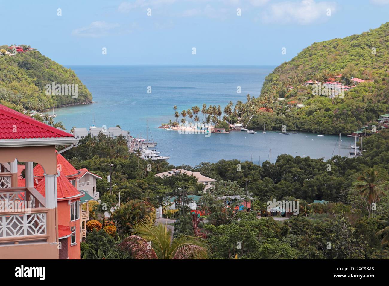 Vista a ovest sulla baia di Marigot, St Lucia Foto Stock