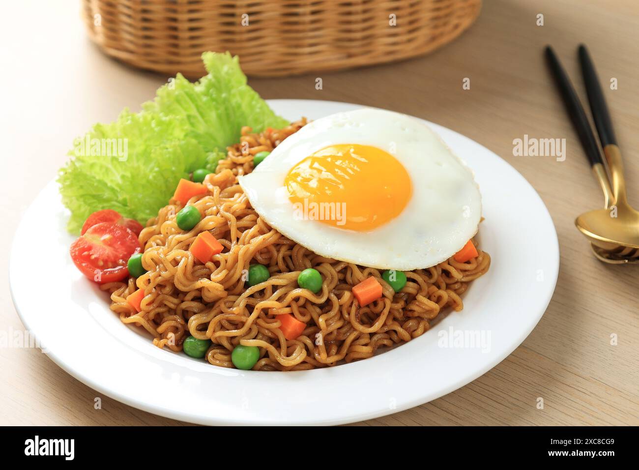 Primo piano Indomie Goreng, spaghetti istantanei fritti con uovo Sunny Side in cima. Popolare Instant Noodle dall'Indonesia Foto Stock