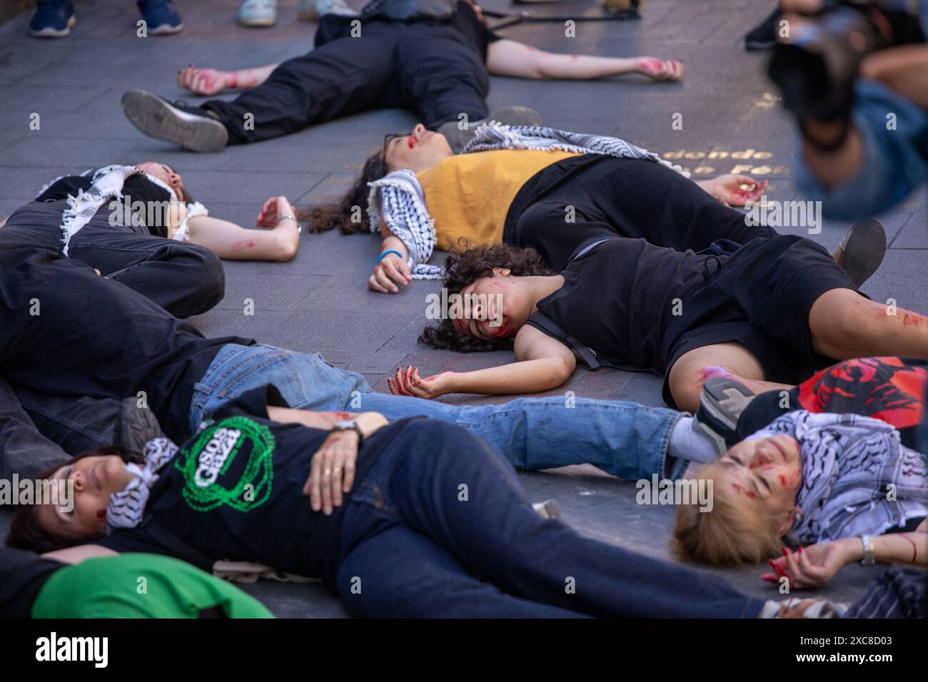 Madrid, Spagna. 15 giugno 2024. Questa mattina a Madrid, un gruppo di attivisti filo-palestinesi ha simulato un bombardamento israeliano su Gaza per attirare l'attenzione e continuare a denunciare le azioni di Israele alla popolazione palestinese. Crediti: D. Canales Carvajal / Alamy Live News Foto Stock