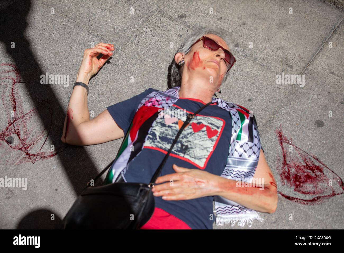 Madrid, Spagna. 15 giugno 2024. Questa mattina a Madrid, un gruppo di attivisti filo-palestinesi ha simulato un bombardamento israeliano su Gaza per attirare l'attenzione e continuare a denunciare le azioni di Israele alla popolazione palestinese. Crediti: D. Canales Carvajal / Alamy Live News Foto Stock