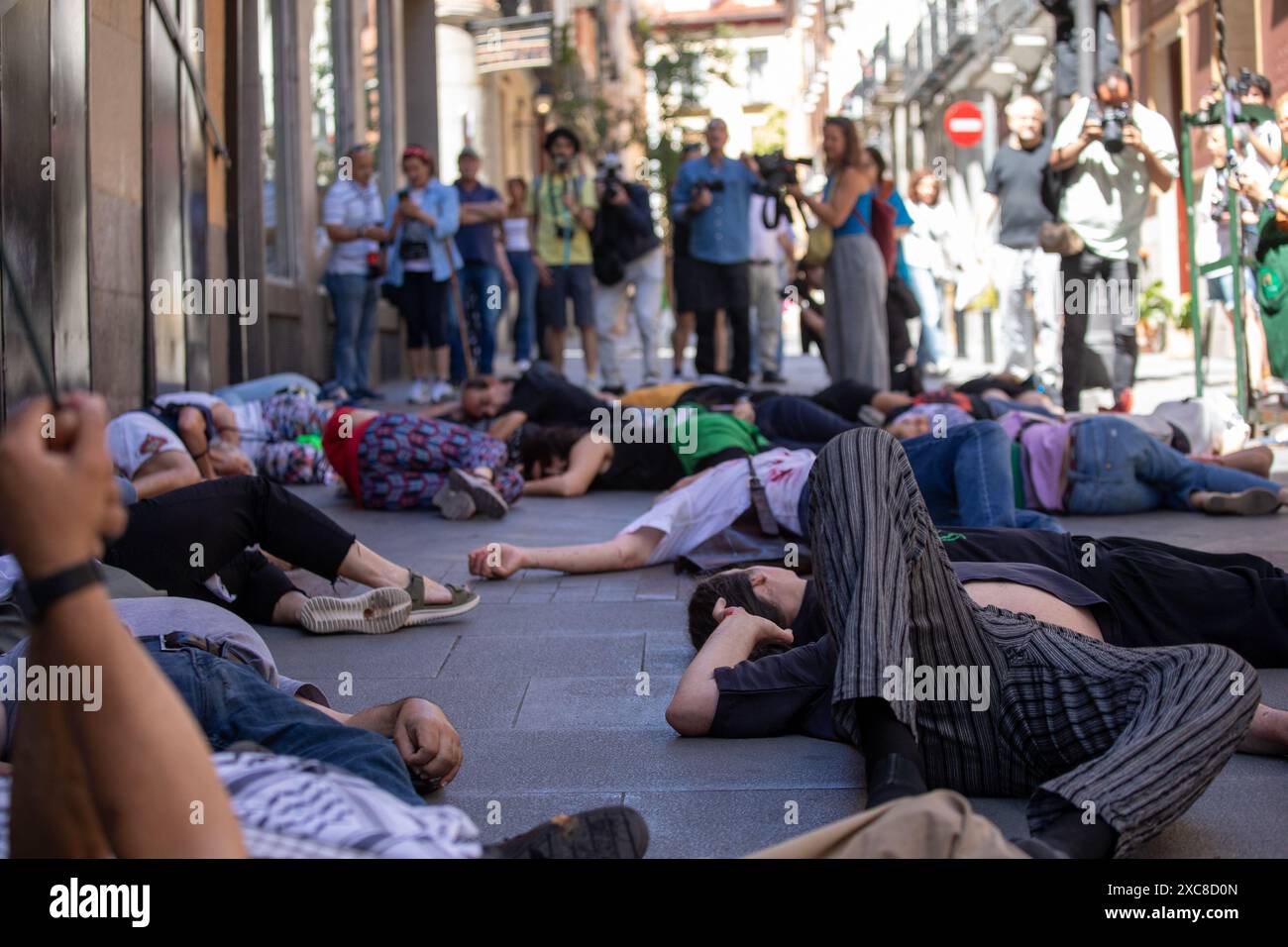 Madrid, Spagna. 15 giugno 2024. Questa mattina a Madrid, un gruppo di attivisti filo-palestinesi ha simulato un bombardamento israeliano su Gaza per attirare l'attenzione e continuare a denunciare le azioni di Israele alla popolazione palestinese. Crediti: D. Canales Carvajal / Alamy Live News Foto Stock