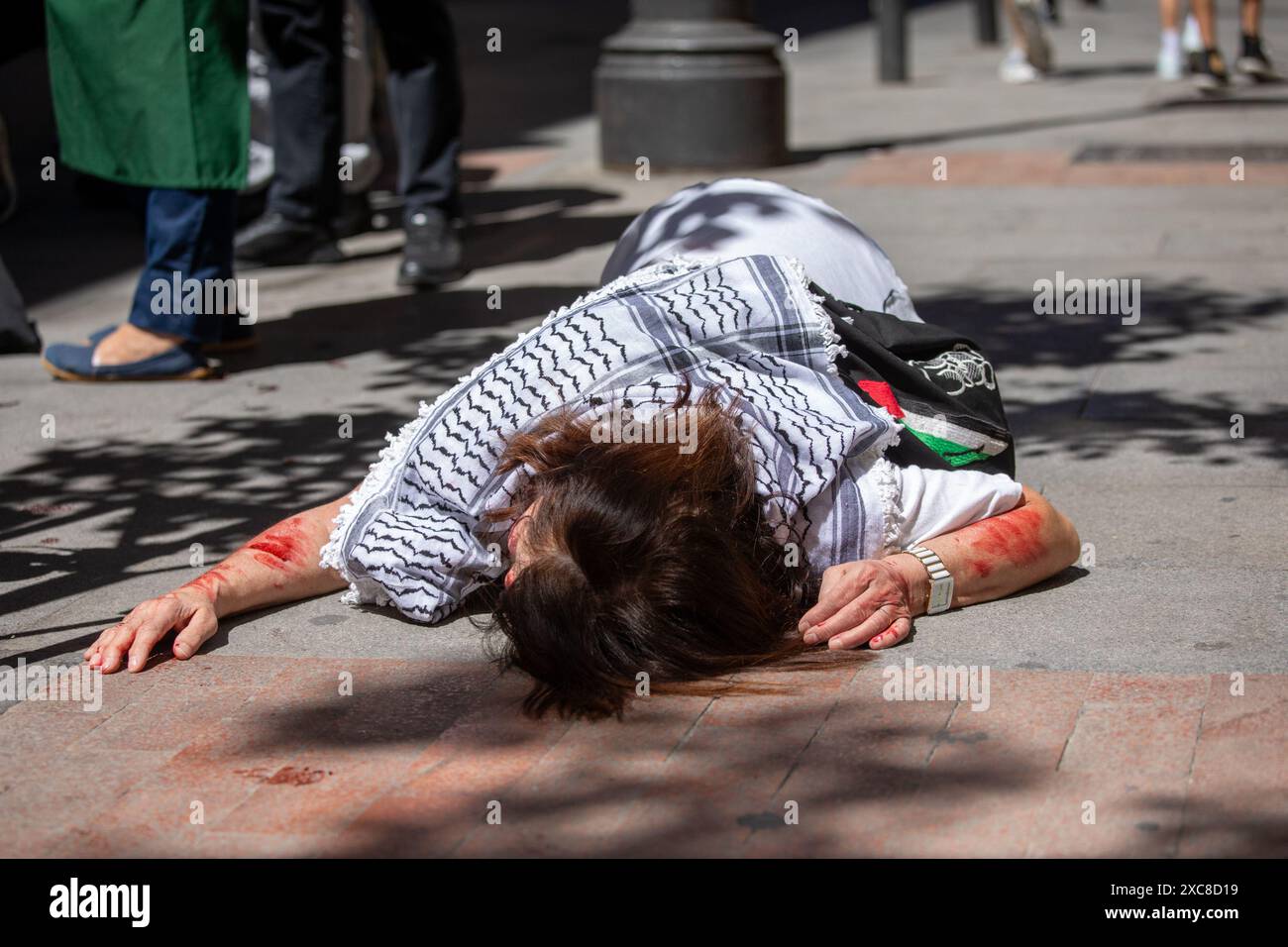 Madrid, Spagna. 15 giugno 2024. Questa mattina a Madrid, un gruppo di attivisti filo-palestinesi ha simulato un bombardamento israeliano su Gaza per attirare l'attenzione e continuare a denunciare le azioni di Israele alla popolazione palestinese. Crediti: D. Canales Carvajal / Alamy Live News Foto Stock