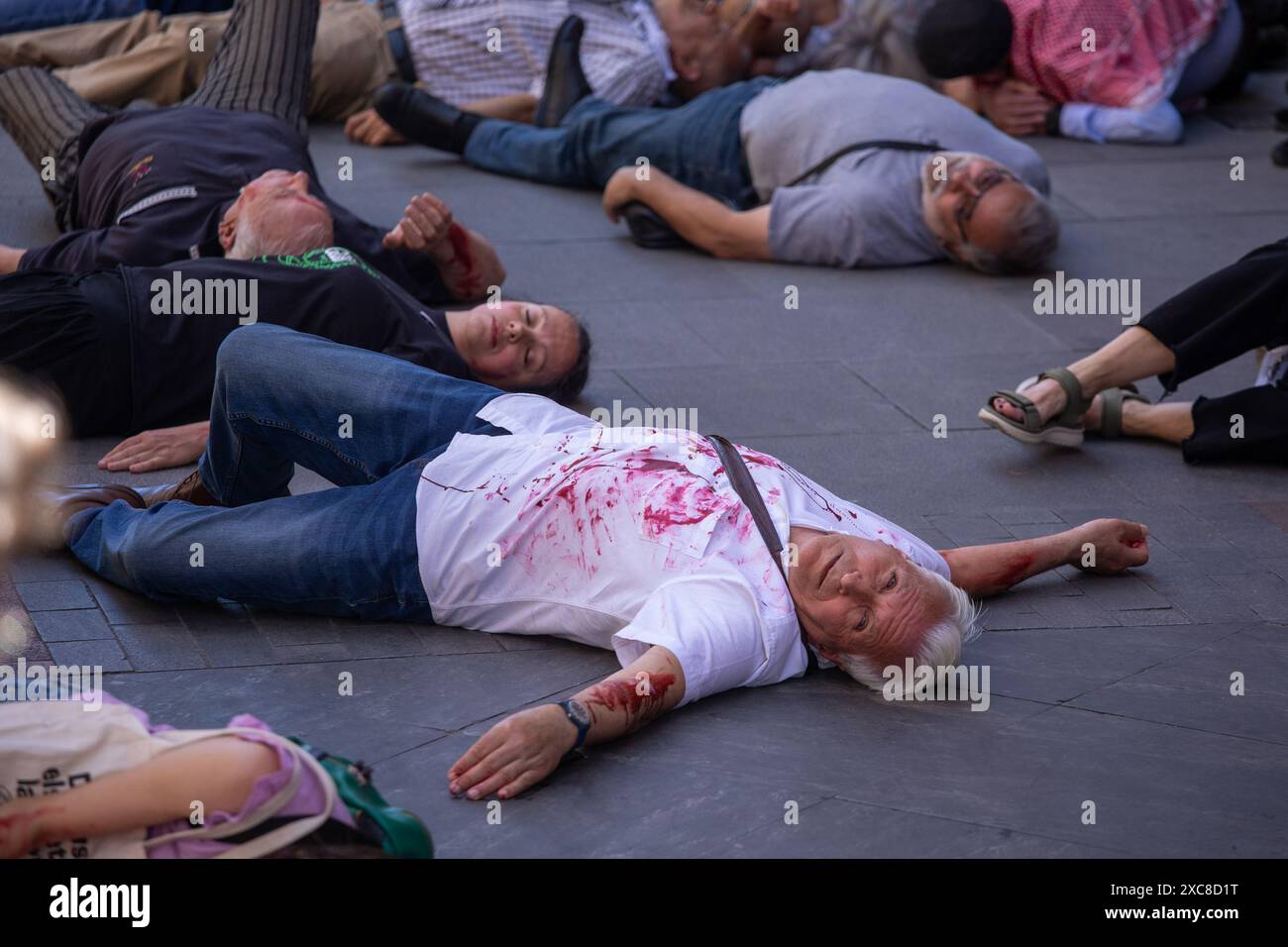 Madrid, Spagna. 15 giugno 2024. Questa mattina a Madrid, un gruppo di attivisti filo-palestinesi ha simulato un bombardamento israeliano su Gaza per attirare l'attenzione e continuare a denunciare le azioni di Israele alla popolazione palestinese. Crediti: D. Canales Carvajal / Alamy Live News Foto Stock