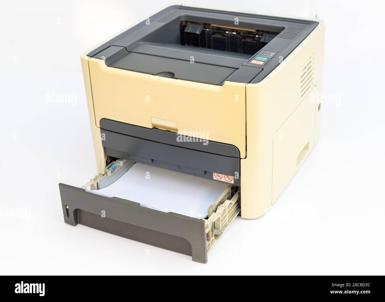 Carta per stampanti laser con vassoio aperto vuoto isolato su sfondo bianco Foto Stock