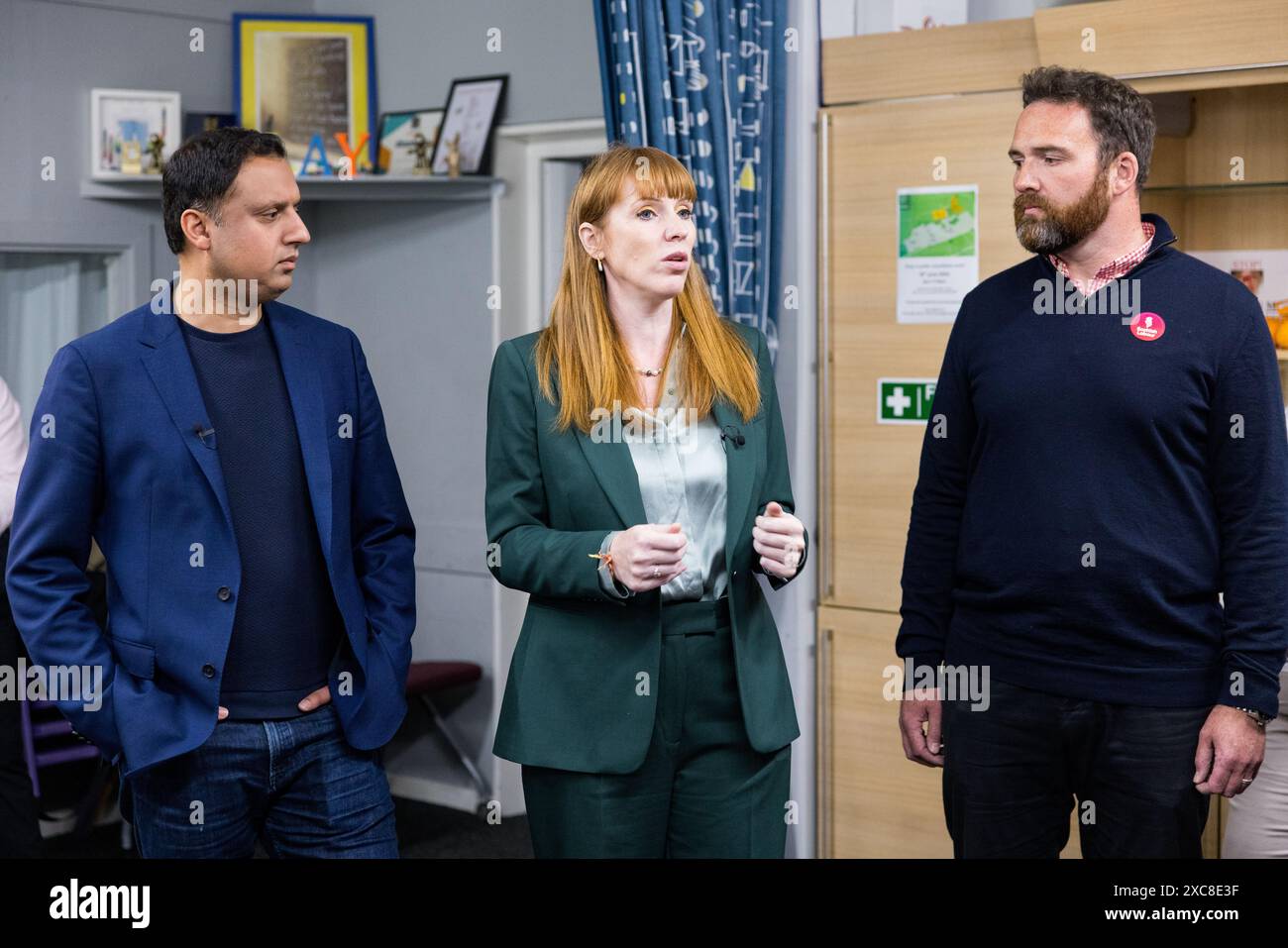 Livingston, Scozia. 15 giugno 2024. Anas Sarwar, Angela Rayner e il candidato locale Gregor Poynton Anas Sarwar e Angela Rayner evento della campagna a Livingston Credit: Raymond Davies / Alamy Live News Foto Stock