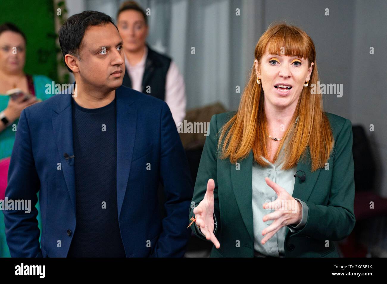 Broxburn, Scozia, Regno Unito. 15 giugno 2024. Il leader laburista scozzese Anas Sarwar si è Unito al vice leader del partito laburista Angela Rayner in visita al Broxburn Family & Community Development Centre, dove ha incontrato residenti locali e attivisti del partito. Iain Masterton/Alamy Live News Foto Stock