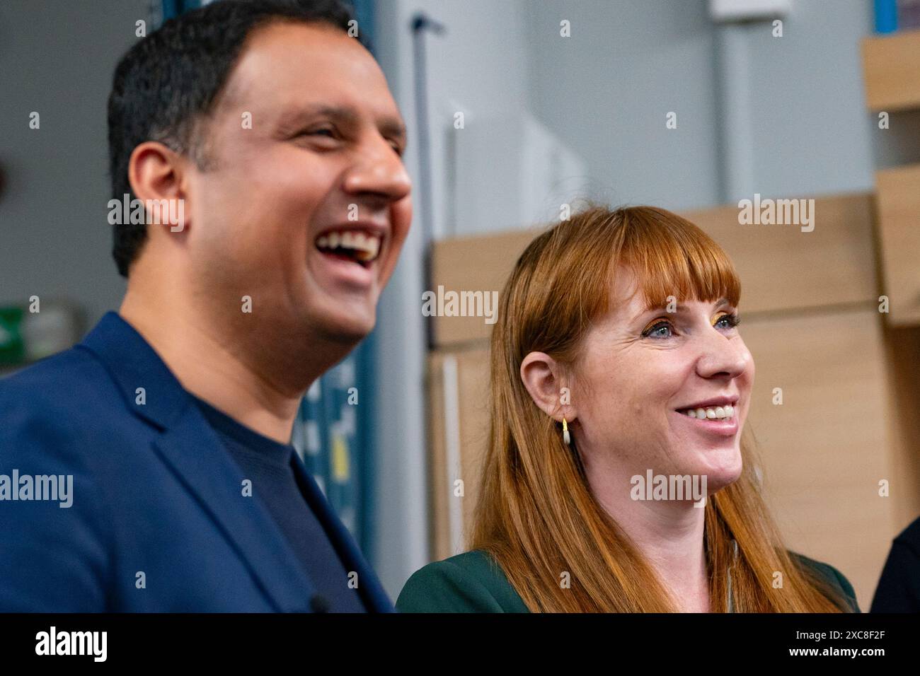 Broxburn, Scozia, Regno Unito. 15 giugno 2024. Il leader laburista scozzese Anas Sarwar si è Unito al vice leader del partito laburista Angela Rayner in visita al Broxburn Family & Community Development Centre, dove ha incontrato residenti locali e attivisti del partito. Iain Masterton/Alamy Live News Foto Stock