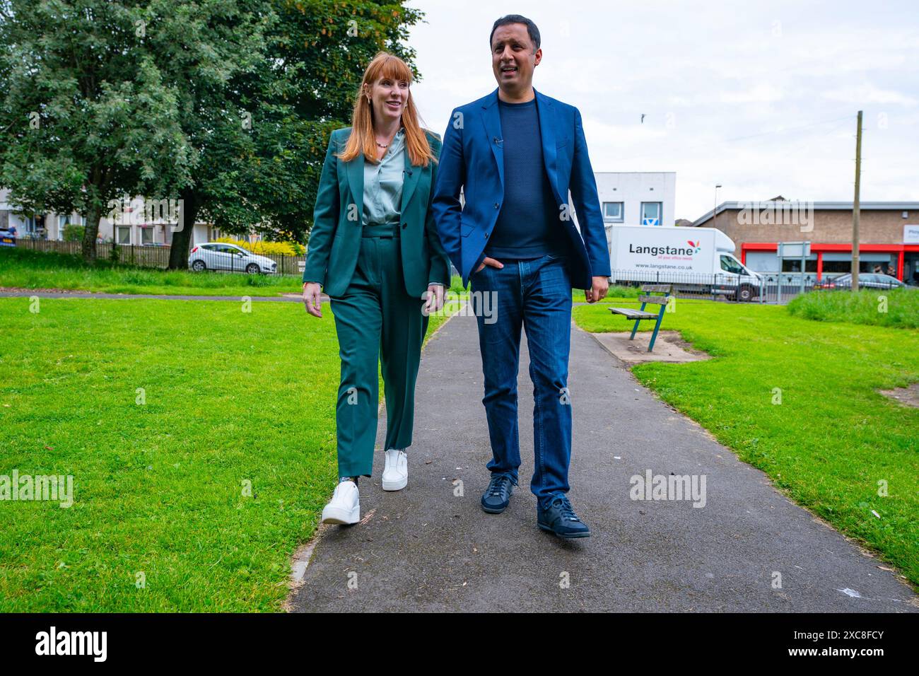 Broxburn, Scozia, Regno Unito. 15 giugno 2024. Il leader laburista scozzese Anas Sarwar si è Unito al vice leader del partito laburista Angela Rayner in visita al Broxburn Family & Community Development Centre, dove ha incontrato residenti locali e attivisti del partito. Iain Masterton/Alamy Live News Foto Stock