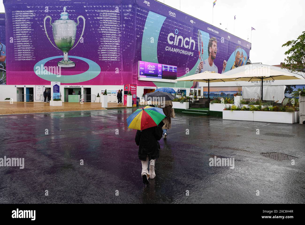 15 giugno 2024; Cinch Championships, Queens Club, West Kensington, Londra, Inghilterra: Cinch Championships Queens Club, 1° giorno di qualificazione; spettatori che corrono per la copertura a causa della forte pioggia nel terreno Foto Stock