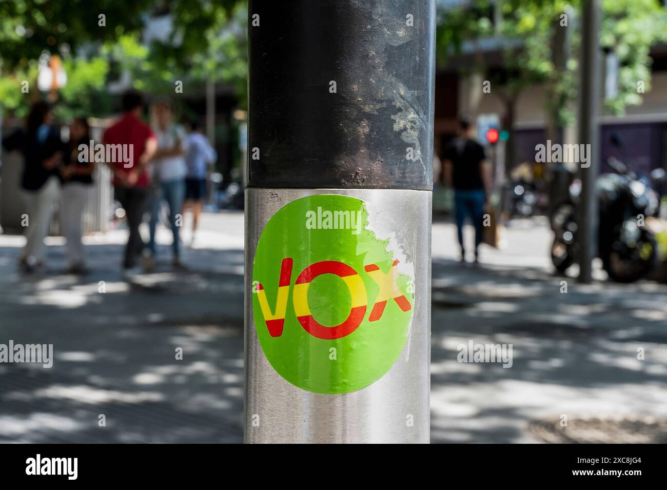 Madrid, Spagna. 14 giugno 2024. Un adesivo del partito politico spagnolo ultra-conservatore e di estrema destra, VOX, è visto per strada a Madrid, in Spagna. (Foto di Miguel candela/SOPA Images/Sipa USA) credito: SIPA USA/Alamy Live News Foto Stock