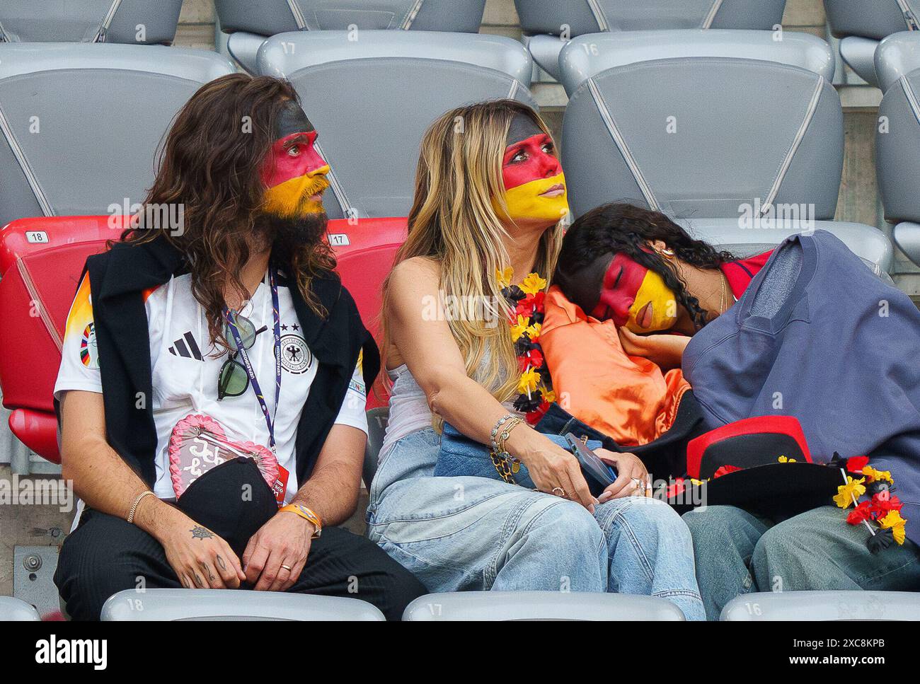 Heidi Klum (GNTM) con il marito Tom Kaulitz e quattro figli Lou (accanto a lei), Johan, Henry e Leni con il fidanzato Aris Rachevskyin la partita a gironi GERMANIA - SCOZIA 5-1 dei Campionati europei UEFA 2024 il 14 giugno 2024 a Monaco, Germania. Fotografo: ddp Images/STAR-Images credito: ddp media GmbH/Alamy Live News Foto Stock