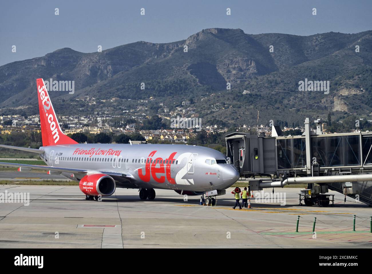 Aereo Jet2 con ponte di imbarco passeggeri in corso di spostamento, aeroporto di Malaga, Spagna Foto Stock