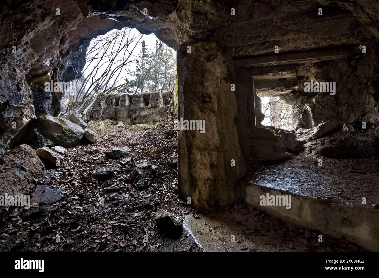 Monte Celva: Un posto militare in una grotta e le trincee della roccaforte asburgica della grande Guerra. Trento, Trentino, Italia. Foto Stock
