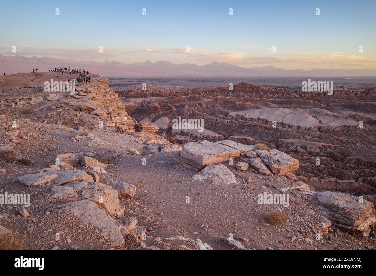 San Pedro de Atacama, Cile - 29 novembre 2023: Turisti che guardano il tramonto sulla Valle de la Luna (Valle della Luna), deserto di Atacama Foto Stock