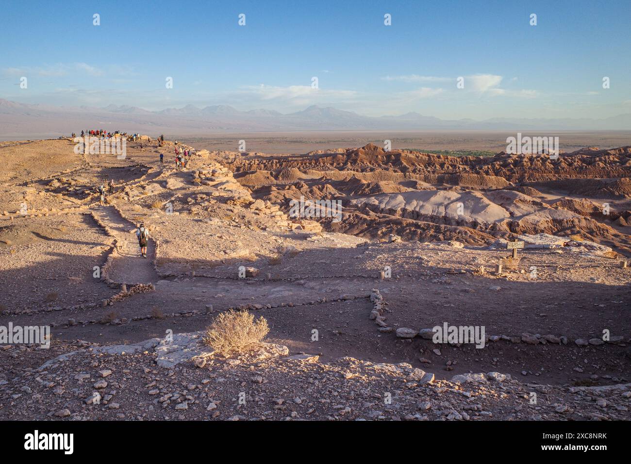 San Pedro de Atacama, Cile - 29 novembre 2023: Turisti che guardano il tramonto sulla Valle de la Luna (Valle della Luna), deserto di Atacama Foto Stock