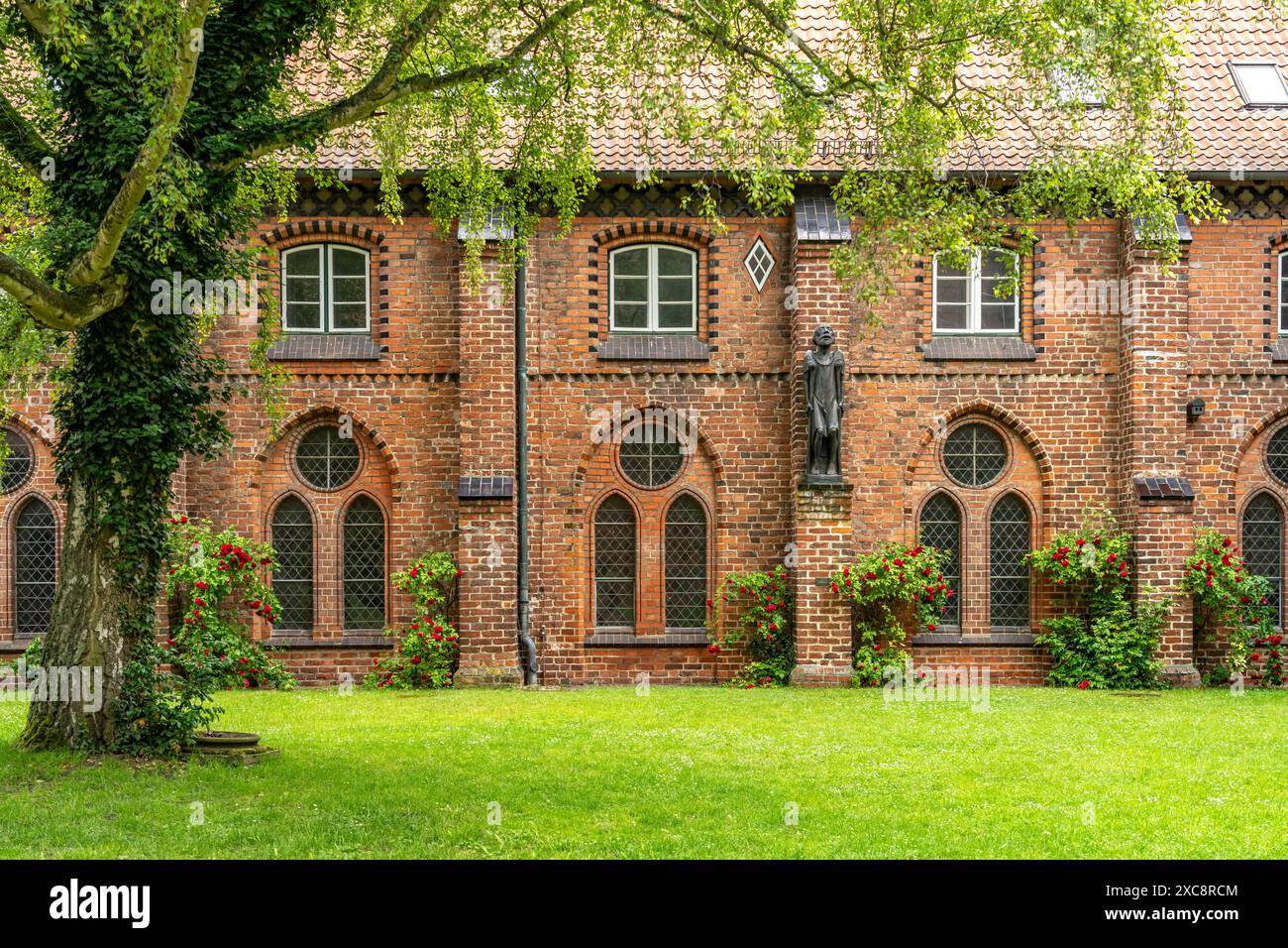 Innenhof Ratzeburger Dom Plastik Der Bettler von Ernst Barlach im Innenhof des Kreuzgangs vom Ratzeburger Dom, Ratzeburg, Schleswig-Holstein, Deutschl Foto Stock