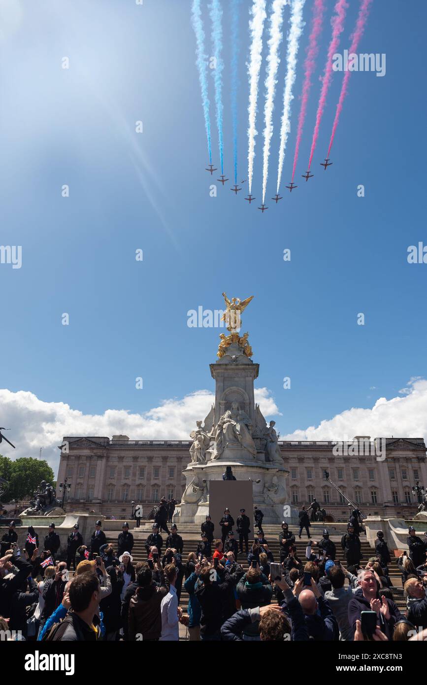 The Mall, Westminster, Londra, Regno Unito. 15 giugno 2024. La famiglia reale, le bande e le truppe in massa sono tornate al Mall dalla Horse Guards Parade per la cerimonia del Trooping of the Colour, nota anche come King's Birthday Parade. Il King's Birthday Flypast concluse l'evento, con le frecce rosse della RAF che sorvolavano Buckingham Palace e il Victoria Memorial Foto Stock