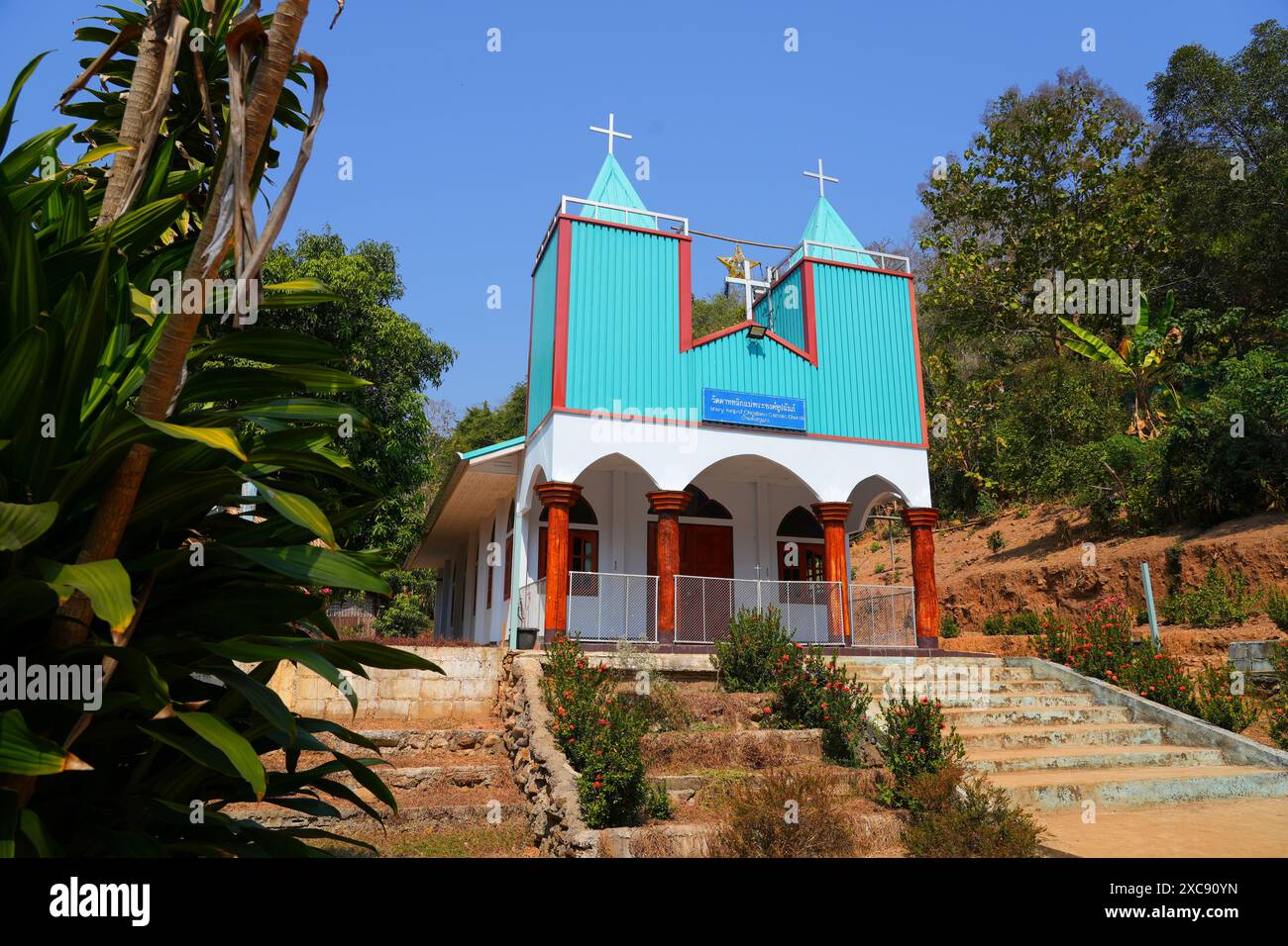 Chiesa cattolica del villaggio Kayan Huay PU Keng a collo lungo nella provincia di Mae Hong Son nel nord-ovest della Thailandia, vicino al confine con la Birmania Foto Stock
