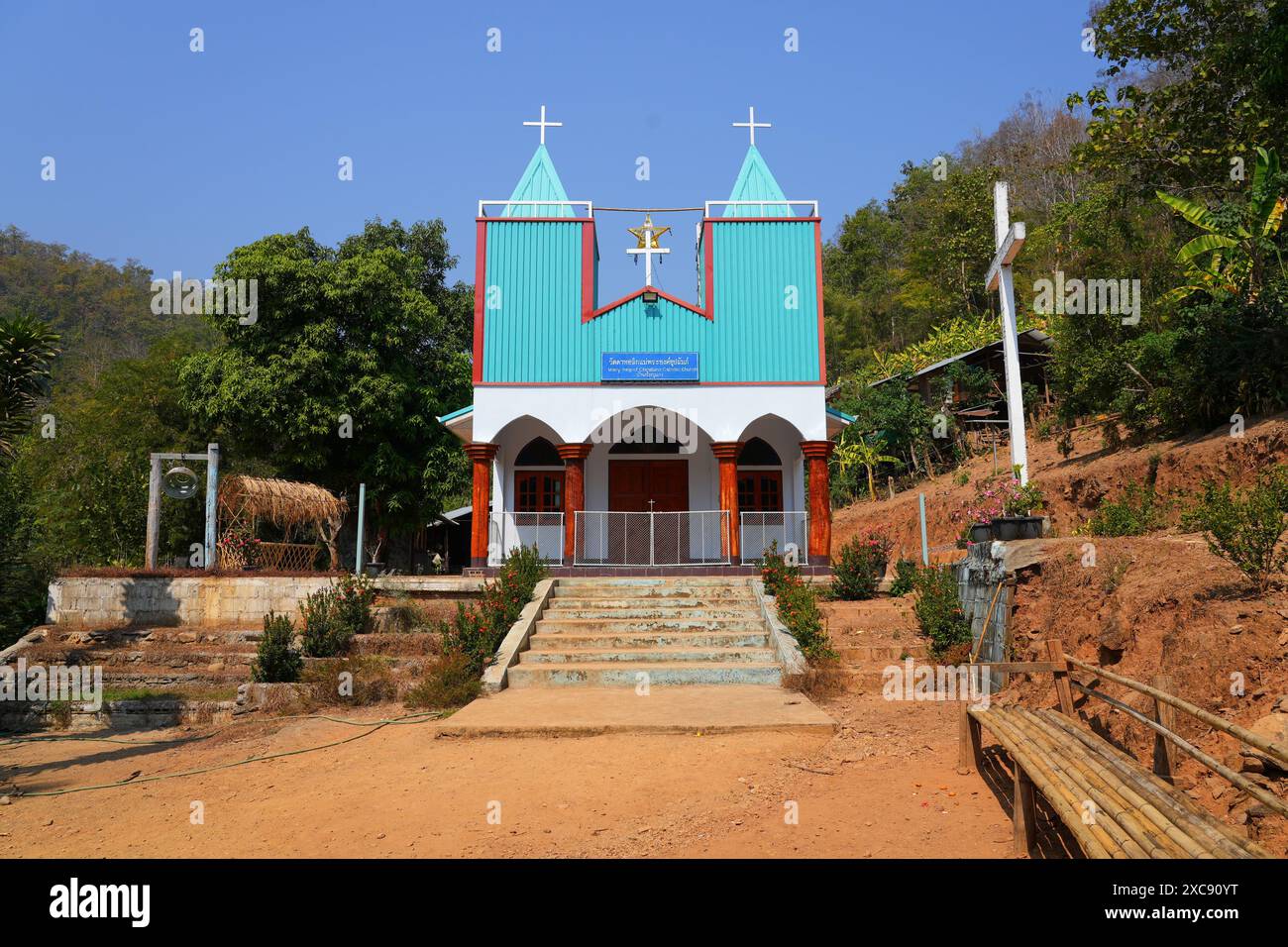 Chiesa cattolica del villaggio Kayan Huay PU Keng a collo lungo nella provincia di Mae Hong Son nel nord-ovest della Thailandia, vicino al confine con la Birmania Foto Stock