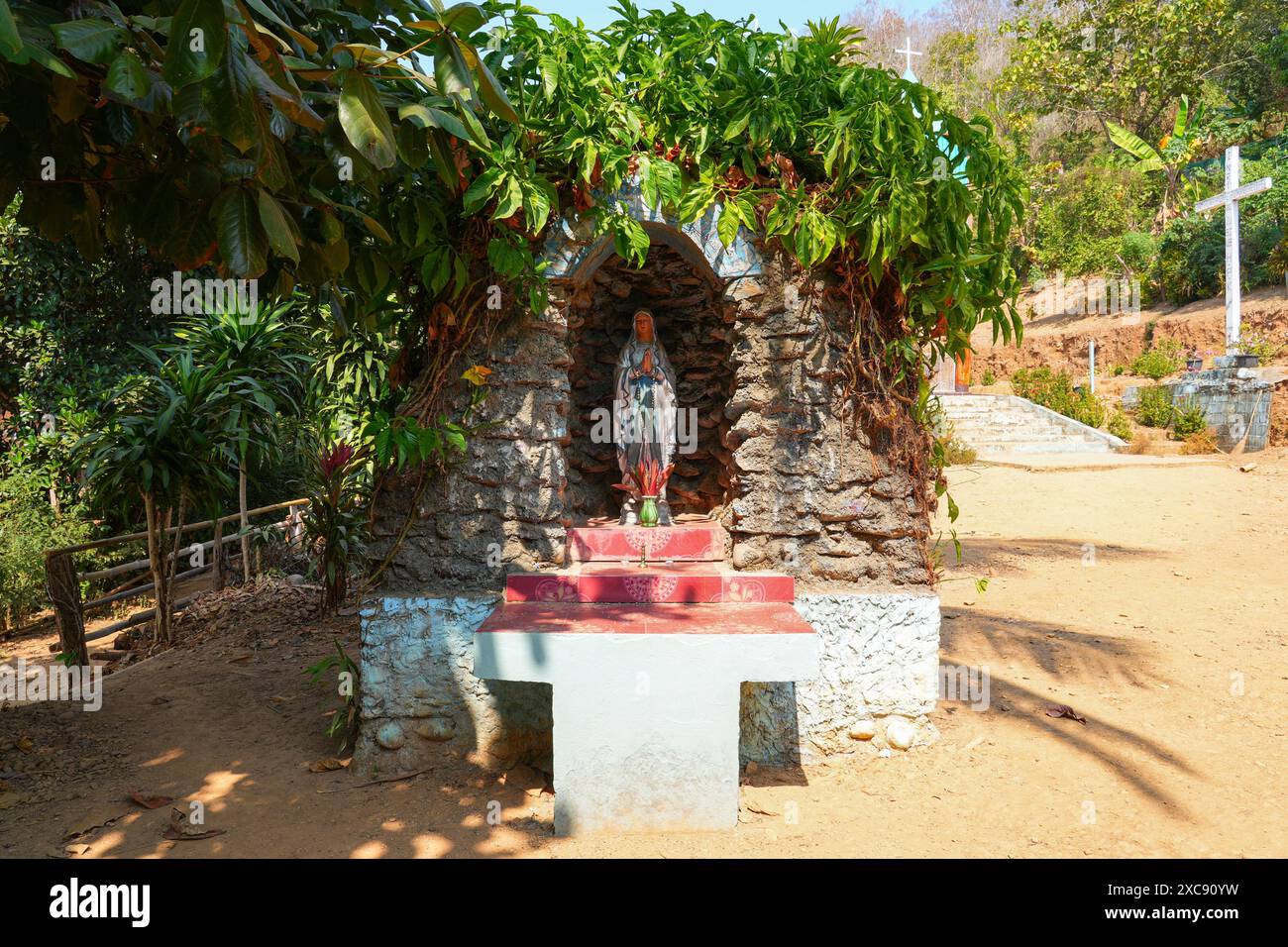 Statua della Vergine Maria nel villaggio Kayan Huay PU Keng a collo lungo nella provincia di Mae Hong Son nel nord-ovest della Thailandia, vicino al confine con la Birmania Foto Stock