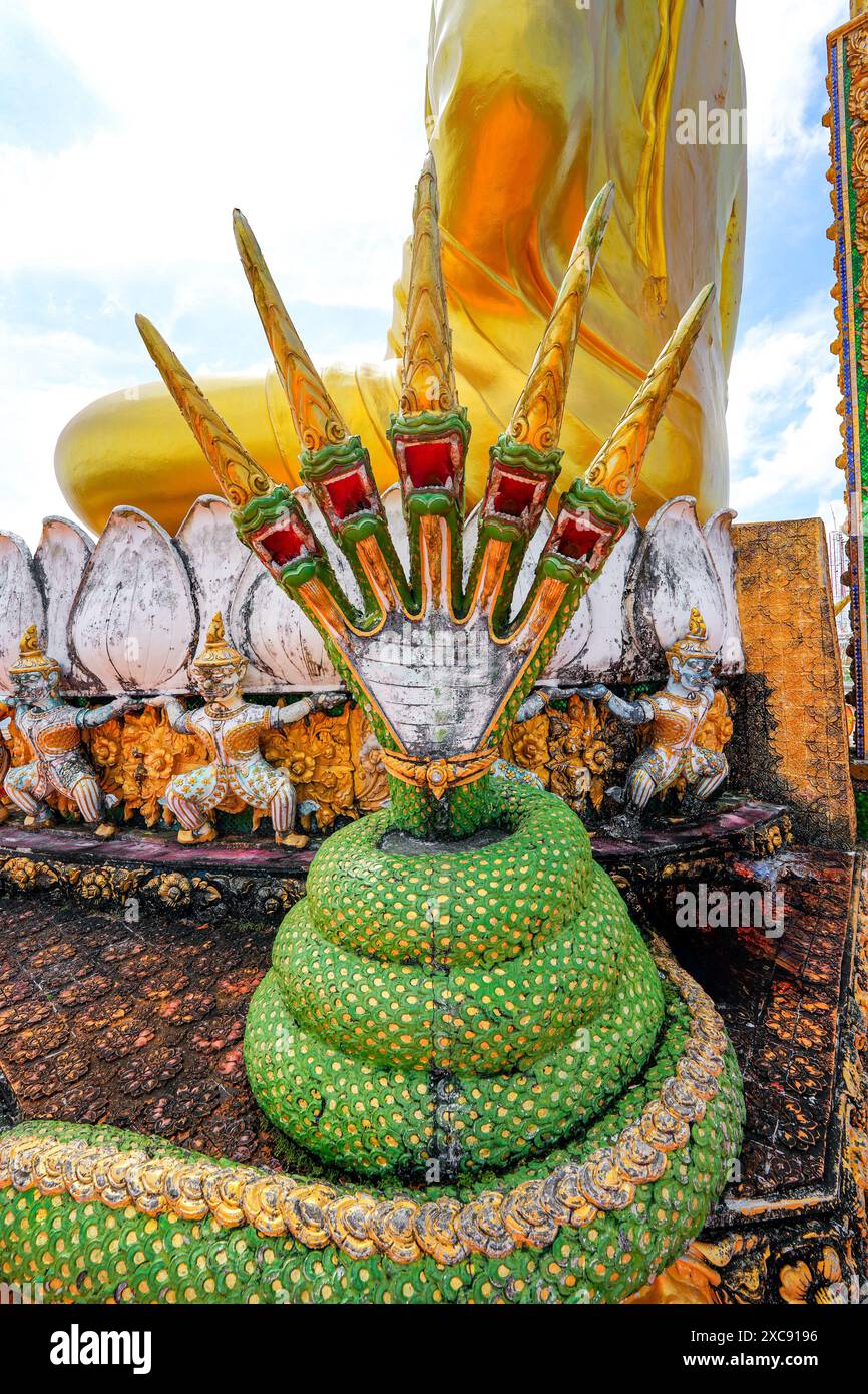 Drago Naga tailandese a cinque teste nella pagoda in cima alla collina del Wat Tham Suea, noto anche come Tempio della Grotta della Tigre di Krabi nel sud della Thailandia Foto Stock