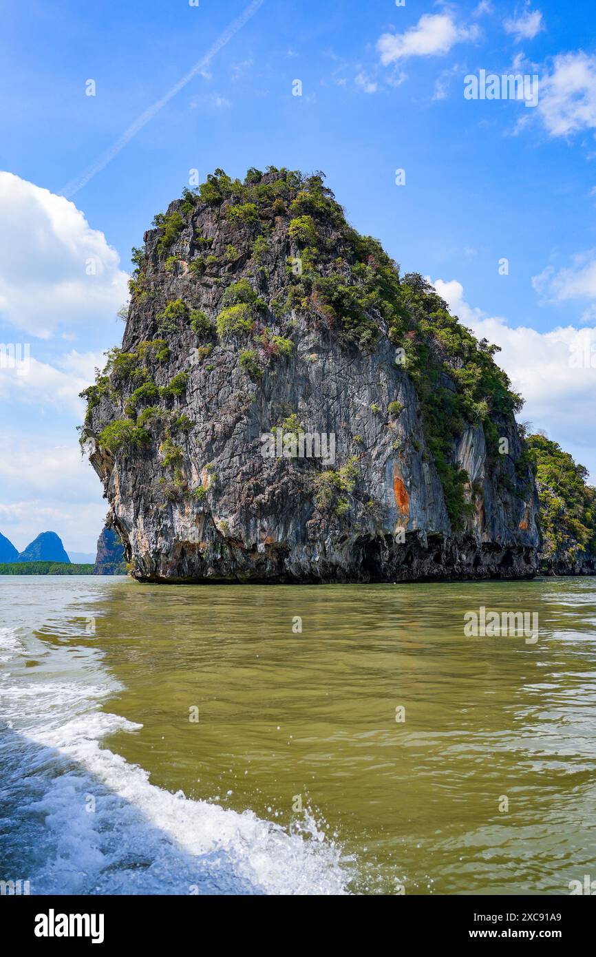 Grotta Lot sull'isola di Koh Talu, una scogliera carsica di pietra calcarea nella baia di Phang Nga, Thailandia, Sud-est asiatico Foto Stock