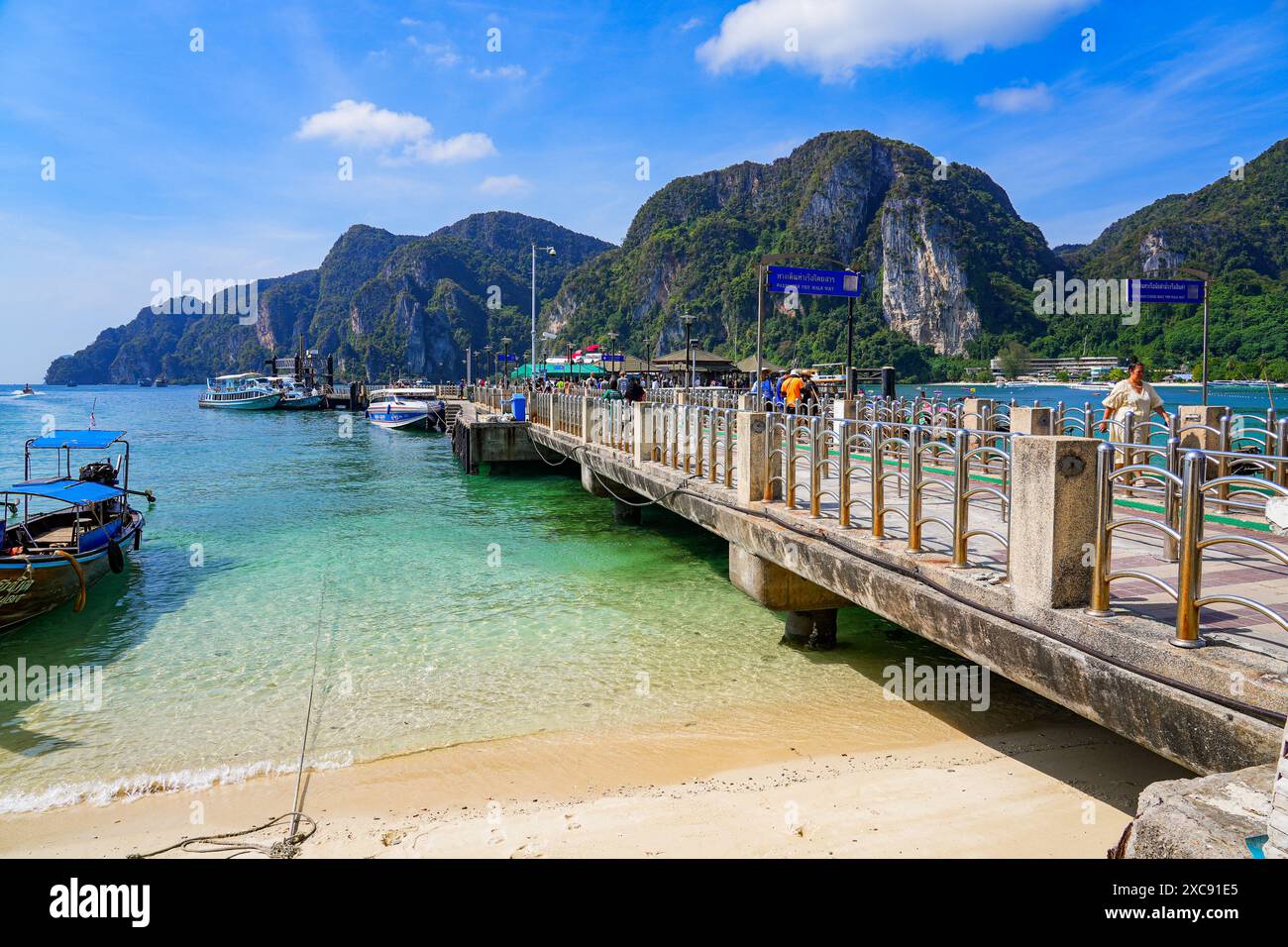 Koh Phi Phi, Thailandia - 8 febbraio 2023: Molo di Ton Sai sull'isola di Koh Phi Phi, provincia di Krabi, Thailandia Foto Stock