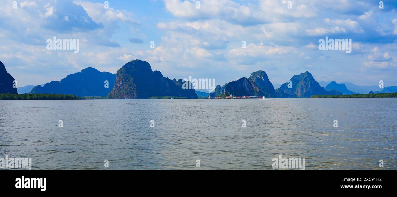 Villaggio galleggiante di pescatori di Koh Panyee fatto di case su palafitte nella baia di Phang Nga tra scogliere calcaree sul mare nel Mare delle Andamane, Thailandia Foto Stock