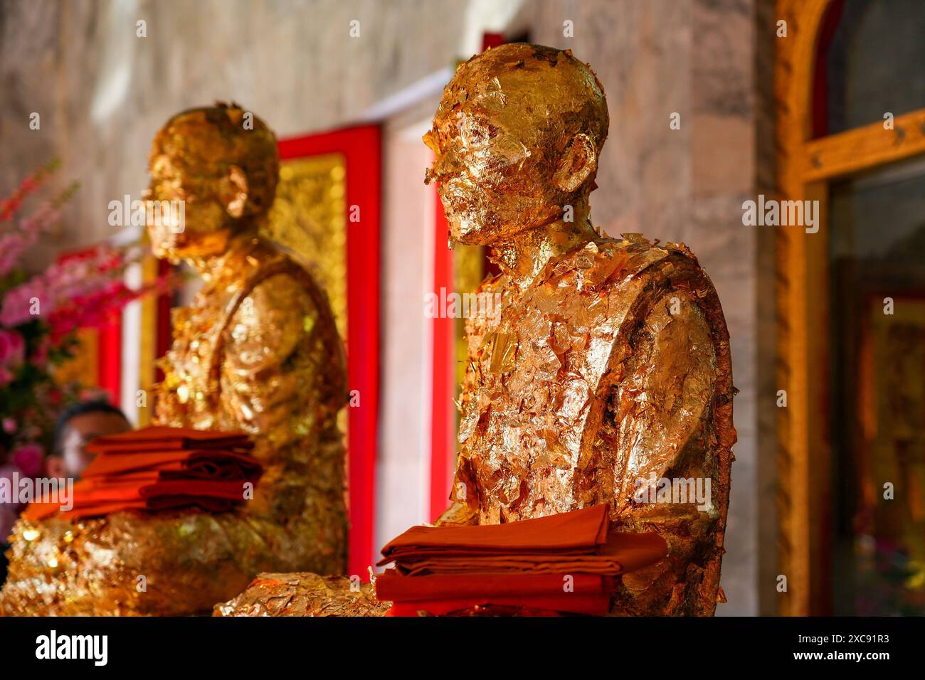 Statua ricoperta di foglie d'oro dei monaci che fondarono Wat Chalong, un tempio buddista del XIX secolo sull'isola di Phuket in Thailandia, nel sud-est asiatico Foto Stock