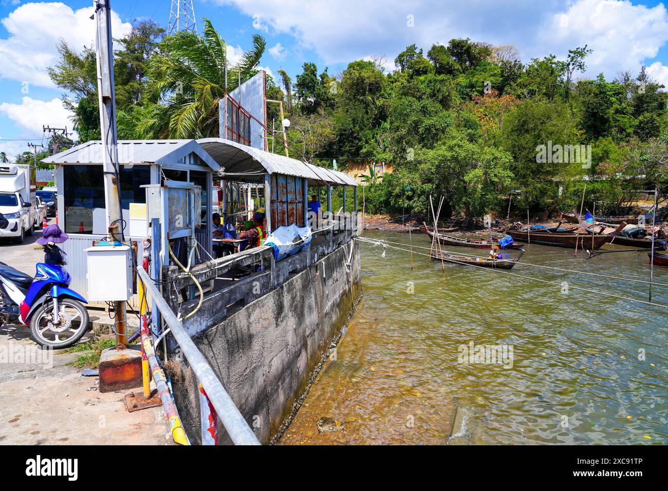 Biglietterie per il traghetto presso il molo Hua Hin di Ko Lanta noi, dove le auto salgono a bordo del traghetto per Ko Lanta Yai nella provincia di Krabi in Thailandia Foto Stock