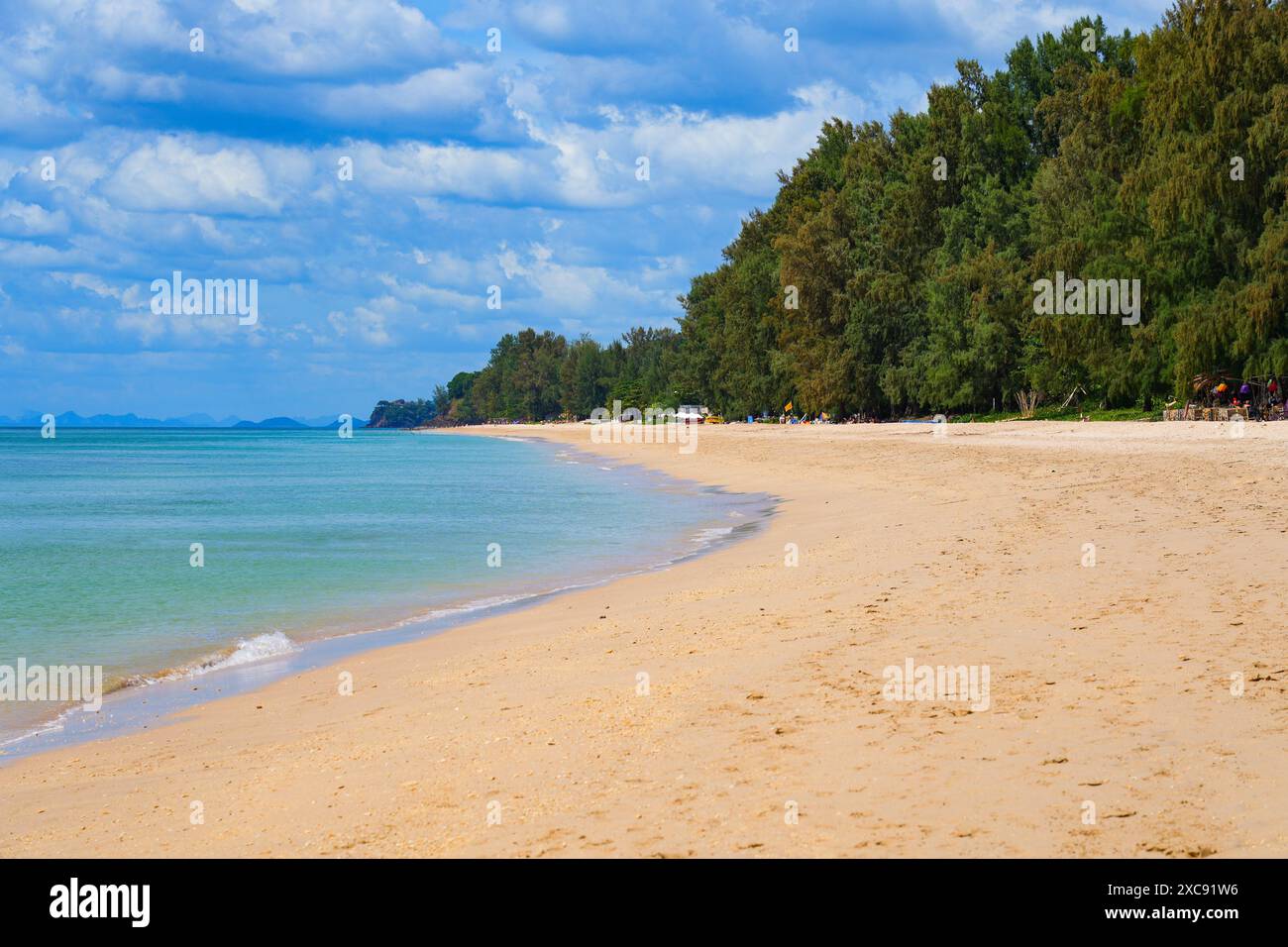 Acqua turchese e sabbia dorata sul Mare delle Andamane a Long Beach (Phra Ae Beach) sull'isola di Koh Lanta Yai nella provincia di Krabi, Thailandia Foto Stock