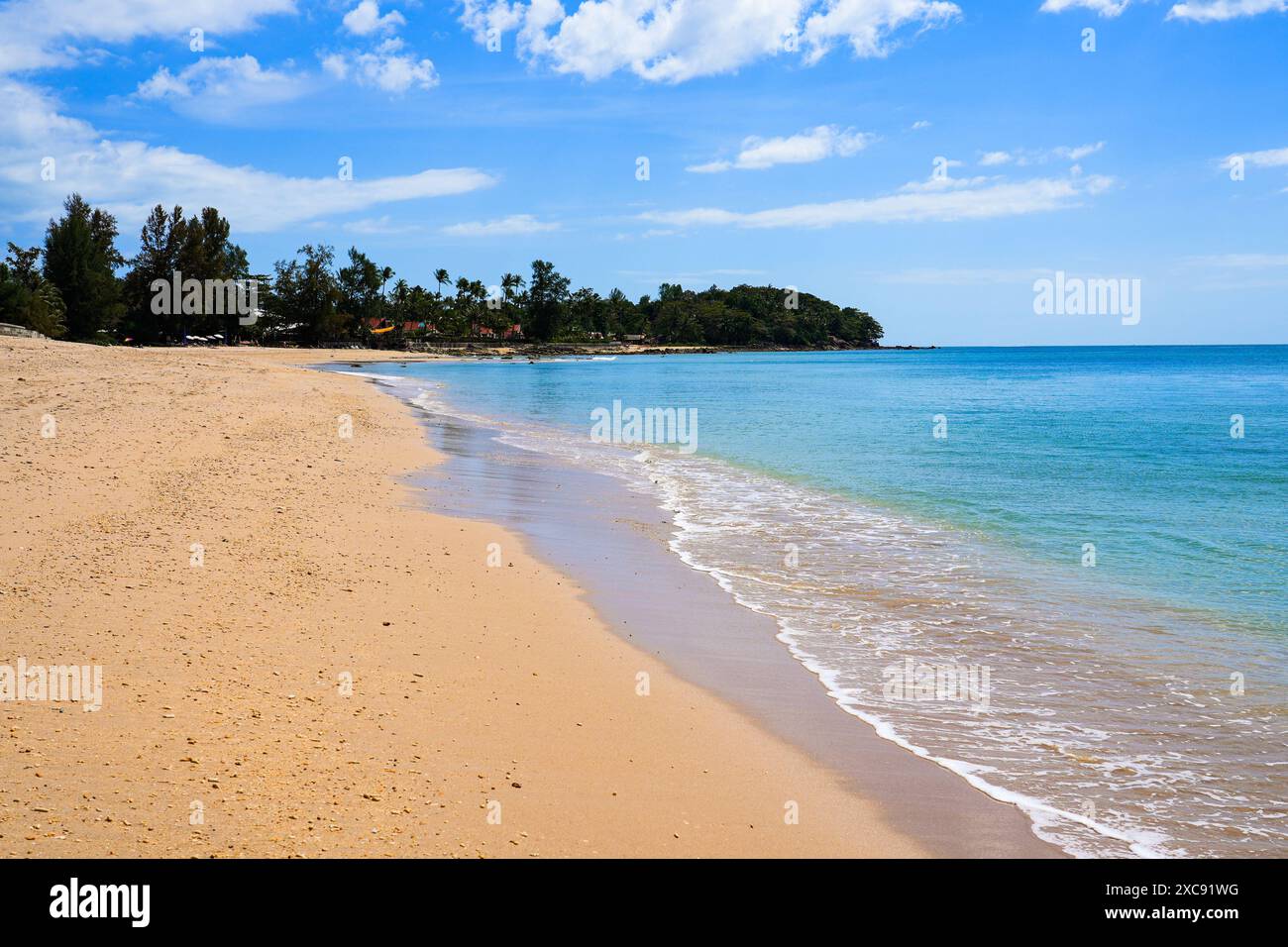 Acqua turchese e sabbia dorata sul Mare delle Andamane a Long Beach (Phra Ae Beach) sull'isola di Koh Lanta Yai nella provincia di Krabi, Thailandia Foto Stock