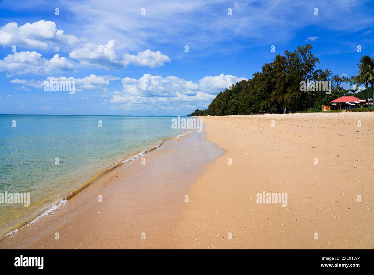 Acqua turchese e sabbia dorata sul Mare delle Andamane a Long Beach (Phra Ae Beach) sull'isola di Koh Lanta Yai nella provincia di Krabi, Thailandia Foto Stock