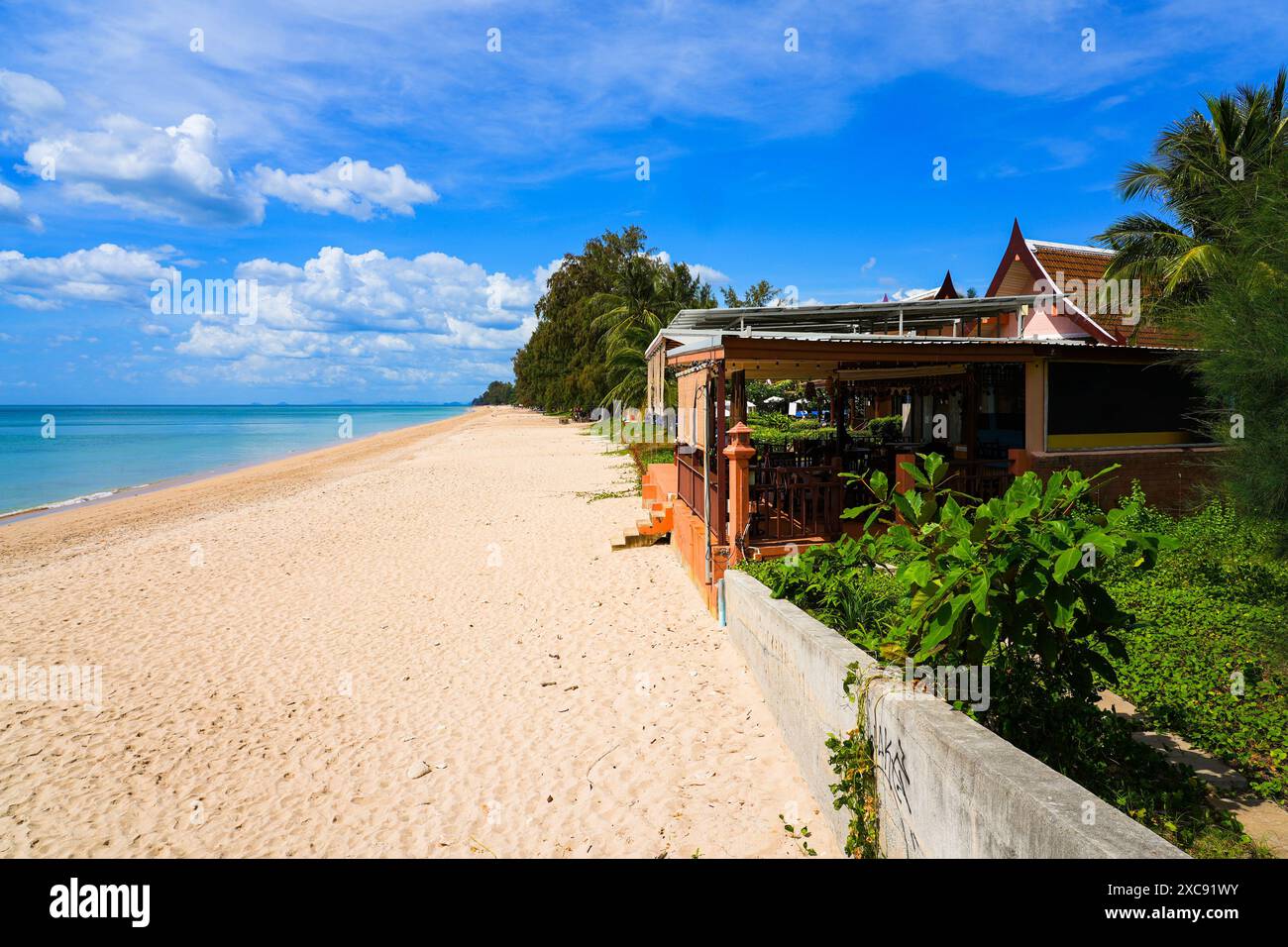 Acqua turchese e sabbia dorata sul Mare delle Andamane a Long Beach (Phra Ae Beach) sull'isola di Koh Lanta Yai nella provincia di Krabi, Thailandia Foto Stock