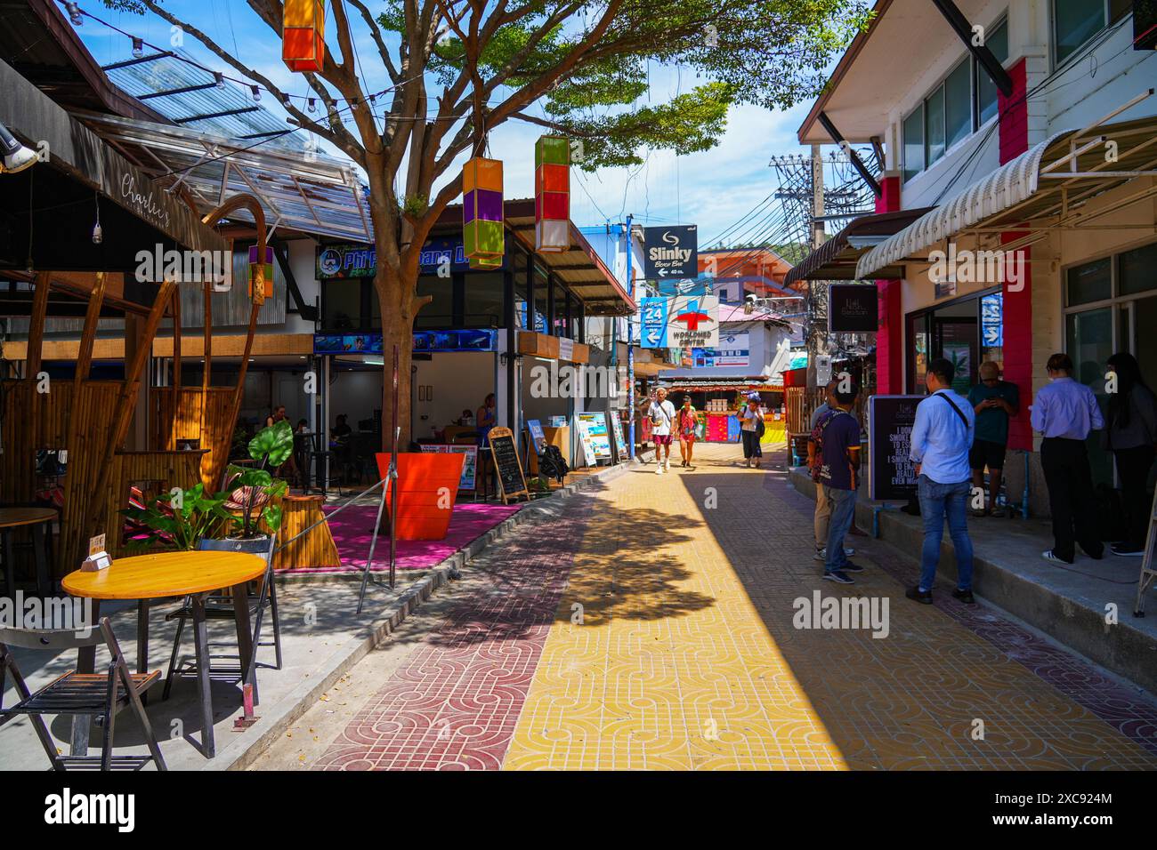 Koh Phi Phi, Tailandia - 8 febbraio 2023 : stretta strada pedonale lastricata sull'isola di Koh Phi Phi nel Mare delle Andamane, provincia di Krabi, Tailandia Foto Stock