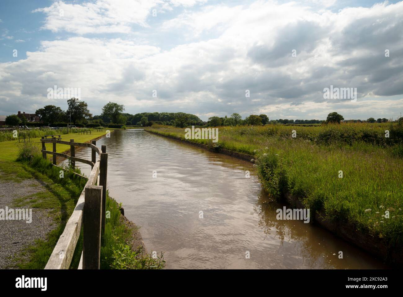 Guardando ad ovest lungo il canale Middlewich da uno dei "restringimenti" che vengono utilizzati per limitare il flusso dell'acqua del canale quando sono necessarie riparazioni. Foto Stock