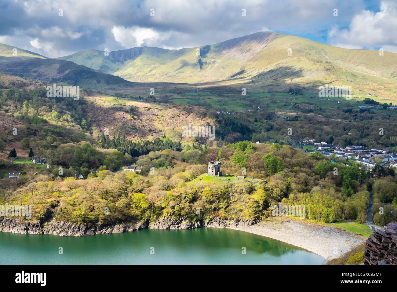 Vista alta del Castello di Dolbadarn di Llyn Peris con Moel Elio oltre nel Parco Nazionale di Snowdonia dalla cava di ardesia di Dinorwic. Dinorwig Llanberis Galles Regno Unito Foto Stock