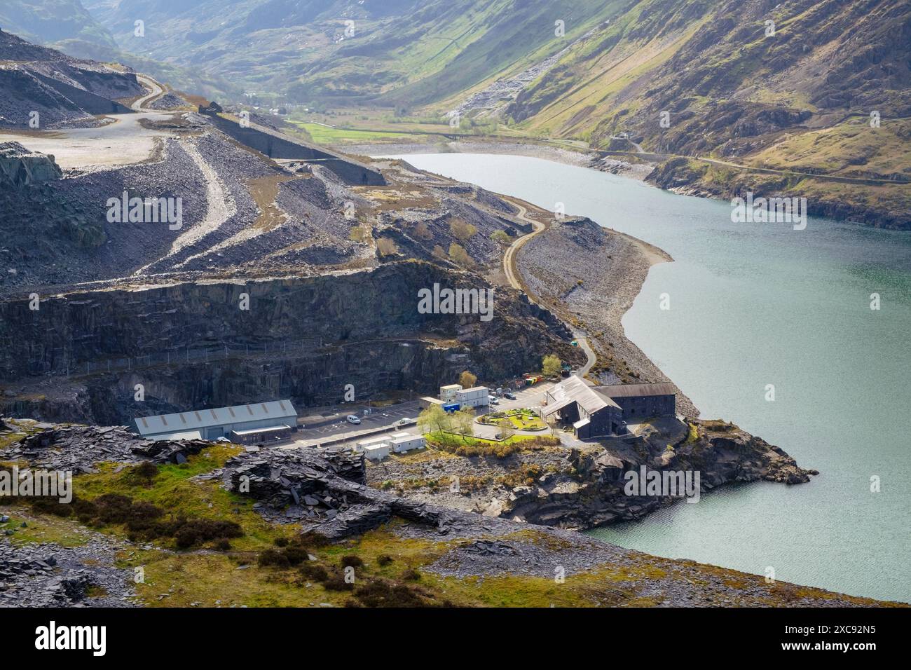 La centrale idroelettrica di Dinorwic e il bacino idrico di Llyn Peris in una cava di ardesia dismessa sotto Elidir Fawr in Snowdonia. Dinorwig Llanberis, Galles del nord Foto Stock