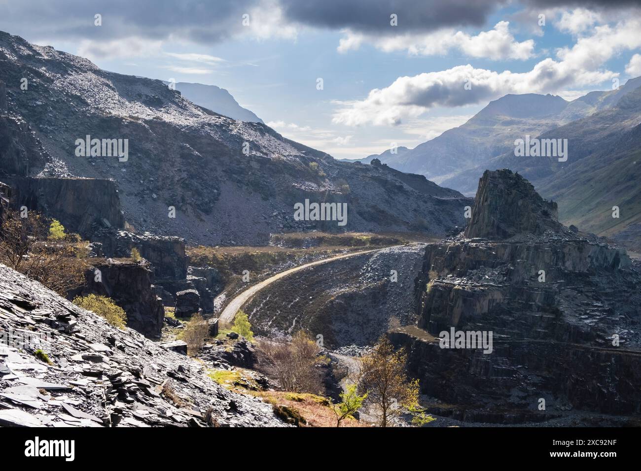 Cava di ardesia di Dinorwic con cresta di Crib Gog sullo skyline attraverso il passo di Llanberis nel Parco Nazionale di Snowdonia. Dinorwig, Llanberis, Gwynedd, Galles, Regno Unito, BR Foto Stock