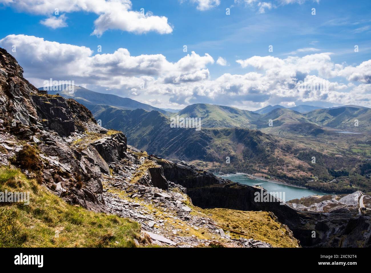 Ammira il monte Snowdon sullo skyline del parco nazionale di Snowdonia attraverso la cava di ardesia di Dinorwic. Dinorwig, Llanberis, Gwynedd, Galles, Regno Unito, Regno Unito Foto Stock