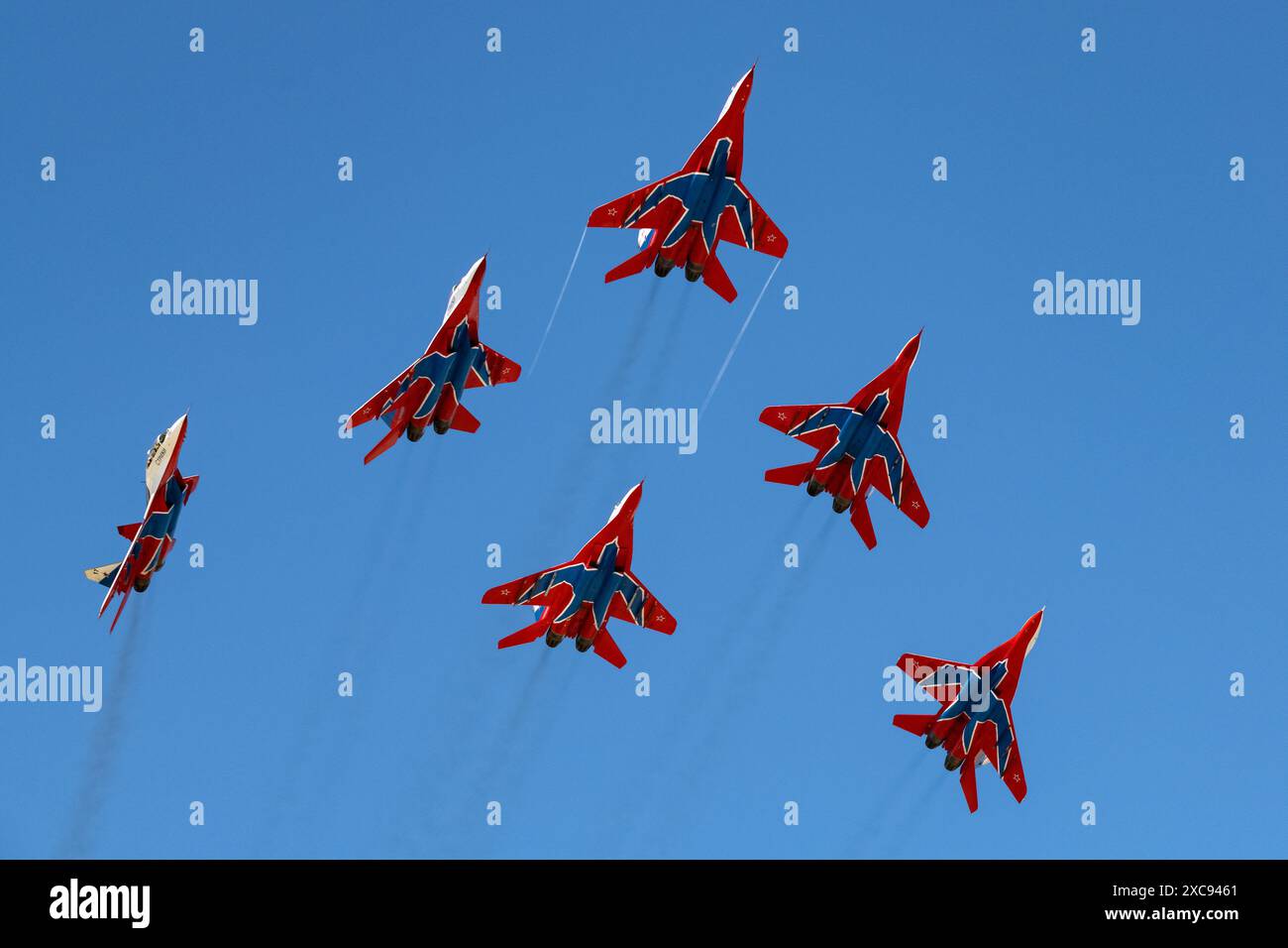 KRONSTADT, RUSSIA - 24 GIUGNO 2023: Squadra acrobatica "Swifts" in volo. Salone navale IMDS-2023 Foto Stock