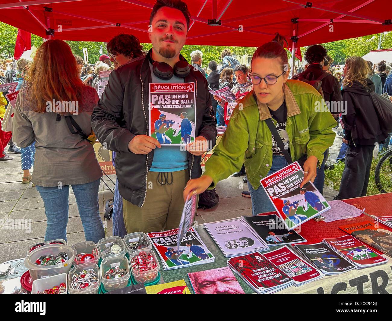 Parigi, Francia, gente di folla, dimostrazione contro l'estrema destra, 'Front Populaire » attivisti comunisti che distribuiscono tratte, proteste pubbliche Foto Stock