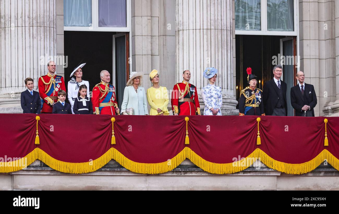Londra, Regno Unito. 15 giugno 2024. La famiglia reale con re Carlo III, la regina Camilla, il principe e la principessa di Galles e i loro figli, duca e duchessa di Edimburgo e altri reali sul balcone di Buckingham Palace per il volo a Trooping the Colour, la celebrazione del compleanno del re. Catherine, la Principessa di Galles, sta facendo la sua prima apparizione pubblica quest'anno. Crediti: Imageplotter/Alamy Live News Foto Stock