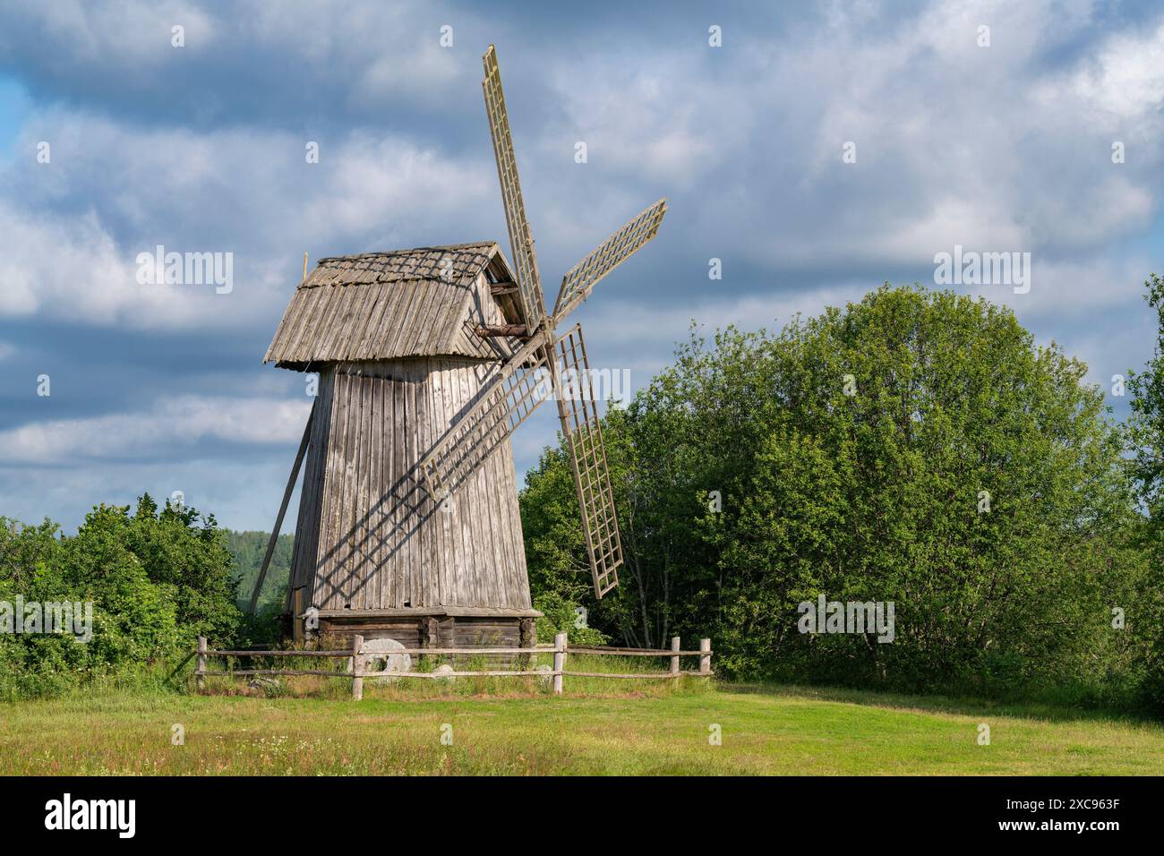 Vista del vecchio mulino in legno la mattina di giugno. Mikhailovskoe, Pushkin Mountains. Russia Foto Stock