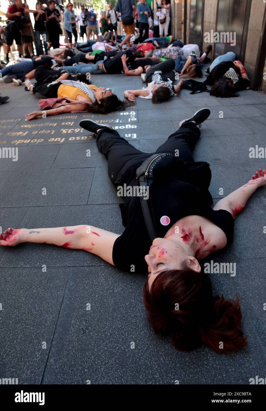 Madrid, Regno di Spagna; 06.15.2024.- Madrid sperimenta un'esercitazione di bombardamento in solidarietà con la Palestina. Il quartiere letterario di Madrid sta vivendo sirene d'emergenza in occasione dei bombardamenti effettuati da cinquanta persone per dimostrare solidarietà e denunciare la situazione del popolo palestinese. La piattaforma per la libertà di Palestina, insieme alle associazioni di vicinato del quartiere di Las Letras e alla Corrala Neighborhood Association, ha organizzato un evento per "rendere visibili l'oppressione e le difficoltà che la sua popolazione deve affrontare quotidianamente”. Foto: Juan Carlos Rojas Foto Stock