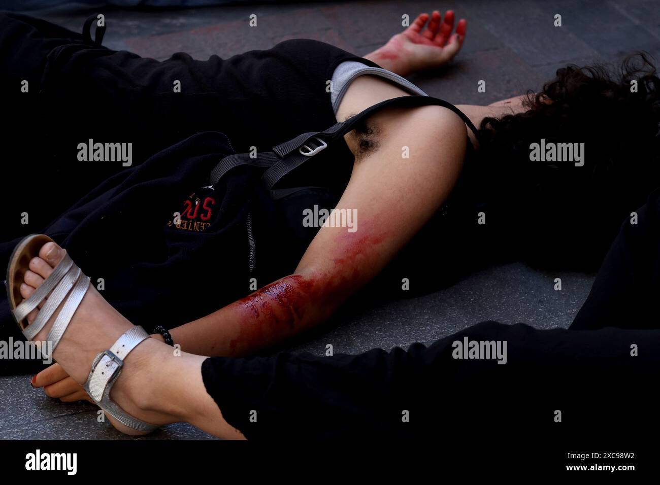 Madrid, Regno di Spagna; 06.15.2024.- Madrid sperimenta un'esercitazione di bombardamento in solidarietà con la Palestina. Il quartiere letterario di Madrid sta vivendo sirene d'emergenza in occasione dei bombardamenti effettuati da cinquanta persone per dimostrare solidarietà e denunciare la situazione del popolo palestinese. La piattaforma per la libertà di Palestina, insieme alle associazioni di vicinato del quartiere di Las Letras e alla Corrala Neighborhood Association, ha organizzato un evento per "rendere visibili l'oppressione e le difficoltà che la sua popolazione deve affrontare quotidianamente”. Foto: Juan Carlos Rojas Foto Stock