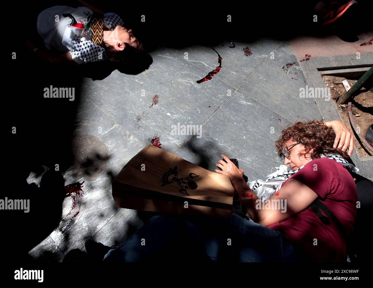 Madrid, Regno di Spagna; 06.15.2024.- Madrid sperimenta un'esercitazione di bombardamento in solidarietà con la Palestina. Il quartiere letterario di Madrid sta vivendo sirene d'emergenza in occasione dei bombardamenti effettuati da cinquanta persone per dimostrare solidarietà e denunciare la situazione del popolo palestinese. La piattaforma per la libertà di Palestina, insieme alle associazioni di vicinato del quartiere di Las Letras e alla Corrala Neighborhood Association, ha organizzato un evento per "rendere visibili l'oppressione e le difficoltà che la sua popolazione deve affrontare quotidianamente”. Foto: Juan Carlos Rojas Foto Stock