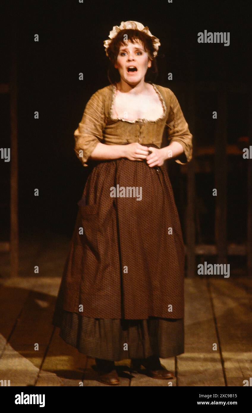 Imelda Staunton (Lucy Lockit) in THE BEGGAR'S OPERA di John Gay al Cottesloe Theatre, National Theatre (NT), Londra SE1 01/07/1982 arrangiamento musicale: Dominic Muldowney design: John Gunter illuminazione: Peter Radmore regista: Richard Eyre Foto Stock