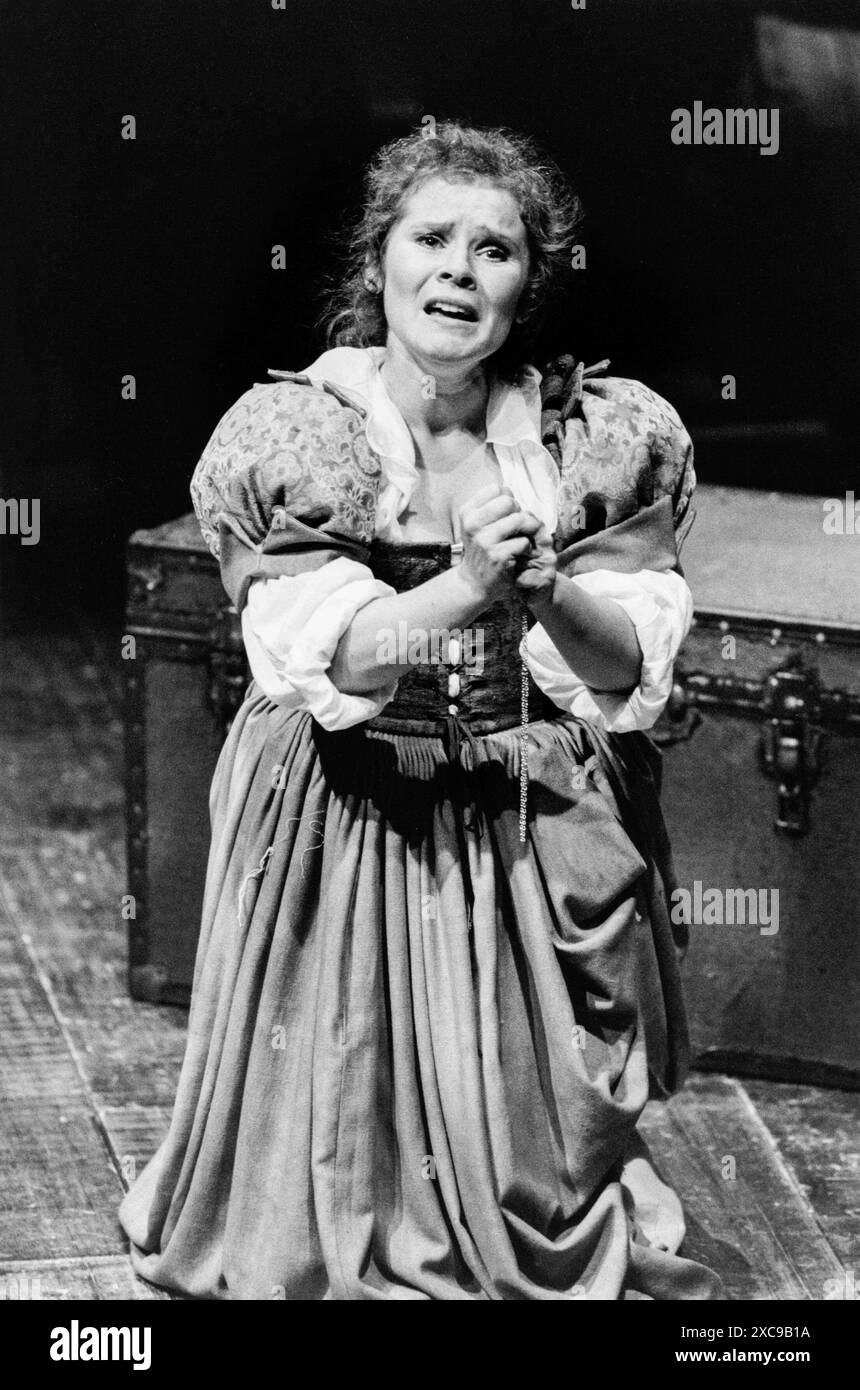 Imelda Staunton (Bess Bridges) in THE FAIR MAID OF THE WEST di Thomas Heywood presso la Royal Shakespeare Company (RSC), Swan Theatre, Stratford-upon-Avon, Inghilterra 11/09/1986 scenografia: John Napier costumi: Andreane Neofitou illuminazione: Wayne Dowdeswell regista: Trevor Nunn Foto Stock