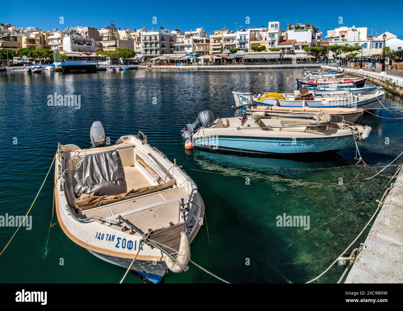 Barche presso la laguna del lago Voulismeni nella città di Agios Nikolaos, Creta orientale, Grecia Foto Stock